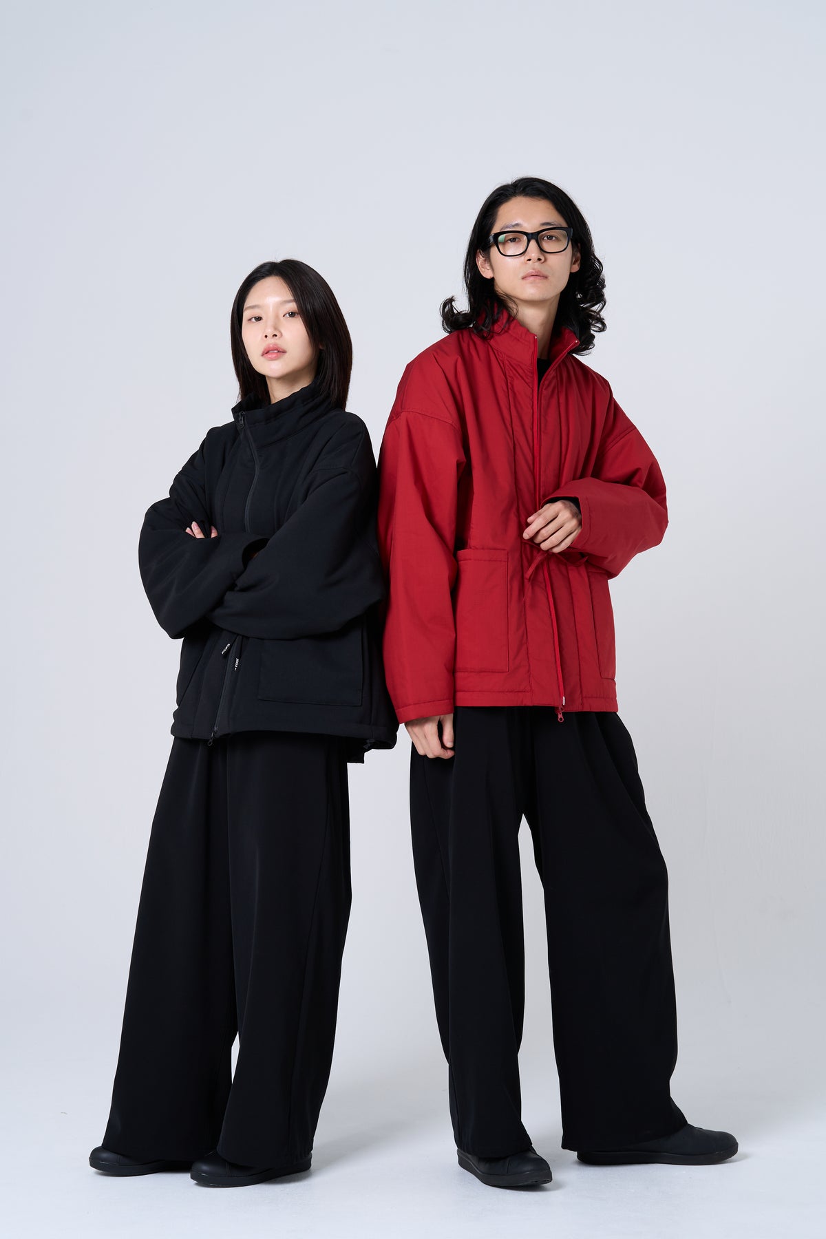 BlackとMomijiのKAPOK HANTENを羽織った2人の全身